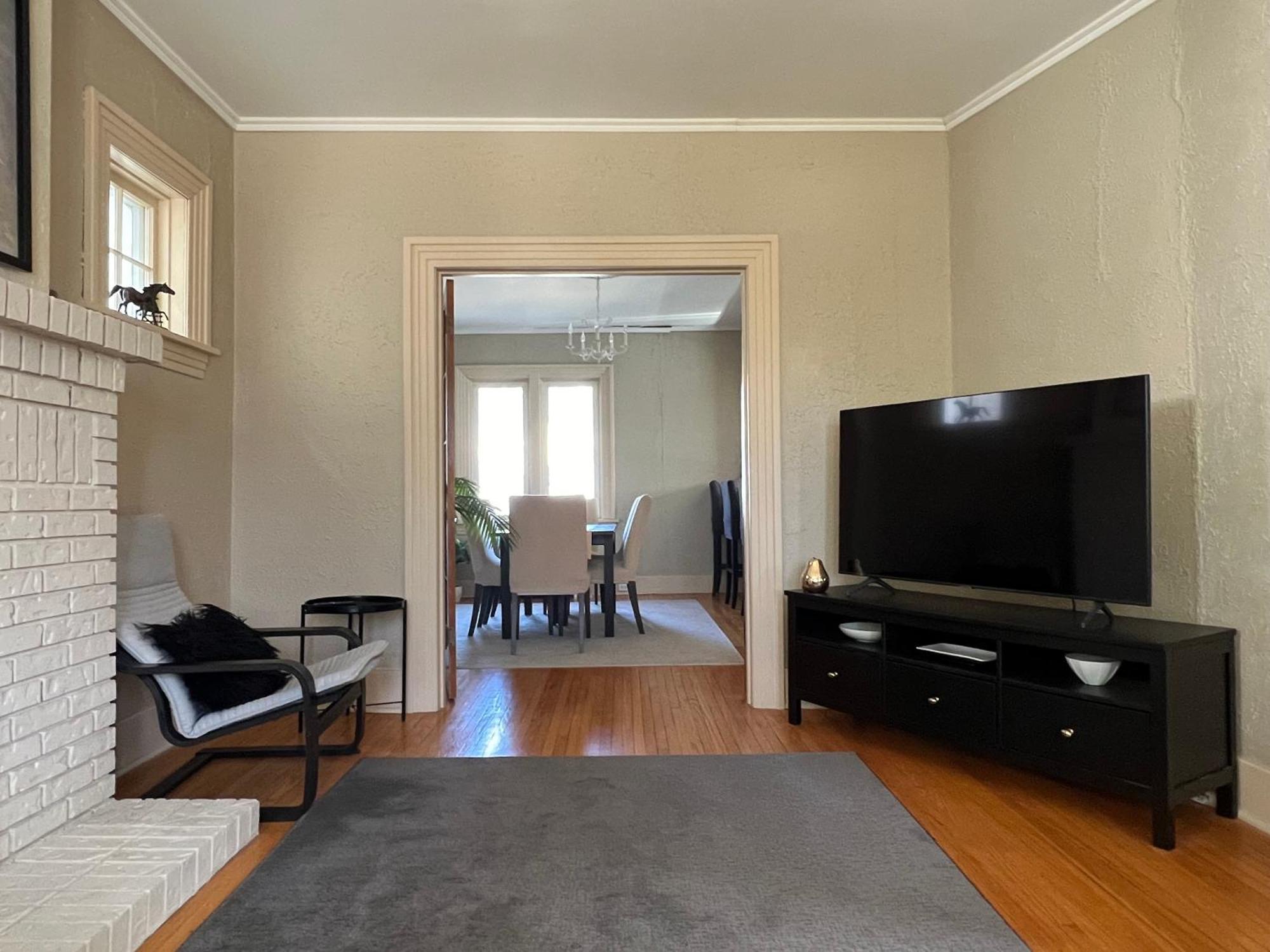 Cozy Homestay In The Master Bedroom Of A River Heights Home Winnipeg Exterior foto